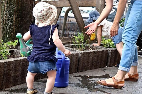 Gemeinsam mit ihren Kindern hat die Anwohnerin Maxi Ludwig die Baumscheibe bepflanzt und pflegt sie. Dabei erhält sich auch Unterstützung aus der Nachbarschaft. (Bild: QM Soldiner Straße / Wollankstraße)