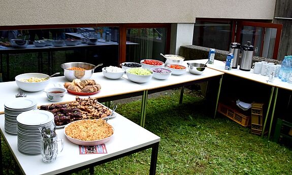 Neben Bratwürsten und Putensteaks gab es auch vegetarische Alternativen, Salate und Kuchen. (Bild: QM Gropiusstadt Nord)