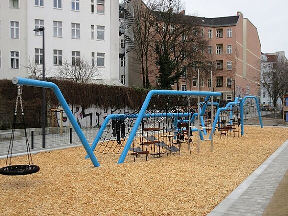 Der neue Spielplatz besteht aus zwei Teilen. Der größere Bereich steht unter dem Motto „Seemannsgarn“. Das riesige blaue Klettergerüst symbolisiert ein Seeungeheuer, das sich schlängelnd aus dem Wasser erhebt. (Bild: Jens Sethmann)