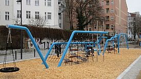 Der neue Spielplatz besteht aus zwei Teilen. Der größere Bereich steht unter dem Motto „Seemannsgarn“. Das riesige blaue Klettergerüst symbolisiert ein Seeungeheuer, das sich schlängelnd aus dem Wasser erhebt. (Bild: Jens Sethmann)