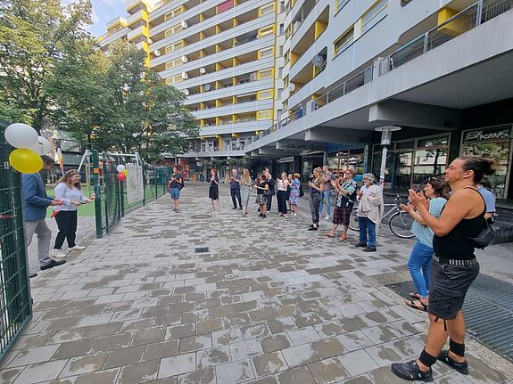 Der Spielplatz wurde mit dem Durchschneiden des Bandes eröffnet. (Bild: QM Zentrum Kreuzberg)