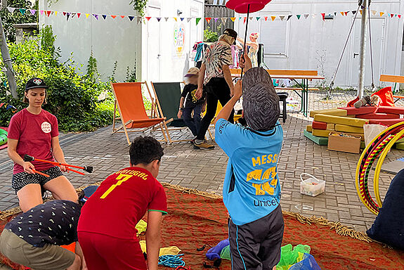 Beim Kinderfest im QM-Gebiet Glasower Straße probierten die Kleinen die zahlreichen Spielangebote aus. (Bild: Webredaktion QM Glasower Straße / Regina Friedrich)