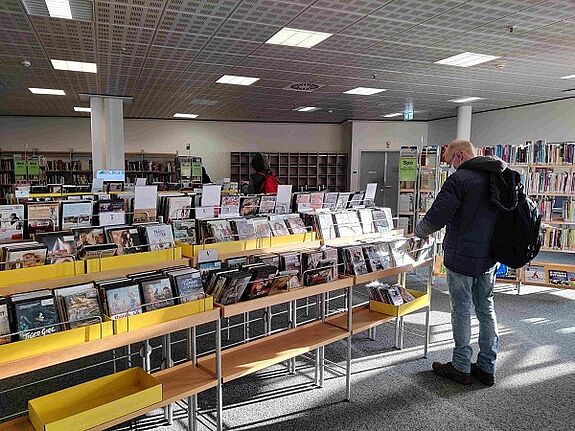 In der Helen-Nathan-Bibliothek in den Neukölln Arcaden kann man mehr als nur Bücher ausleihen. Foto: Birgit Leiß