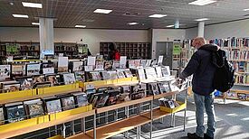 In der Helen-Nathan-Bibliothek in den Neukölln Arcaden kann man mehr als nur Bücher ausleihen. Foto: Birgit Leiß