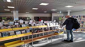 In der Helen-Nathan-Bibliothek in den Neukölln Arcaden kann man mehr als nur Bücher ausleihen. Foto: Birgit Leiß