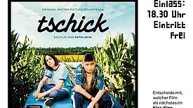 Das Filmplakat zeigt zwei Jungs, die in einem Maisfeld auf einer Motorhaube sitzen und in die Kamera schauen. 
