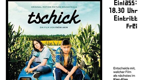Das Filmplakat zeigt zwei Jungs, die in einem Maisfeld auf einer Motorhaube sitzen und in die Kamera schauen. 
