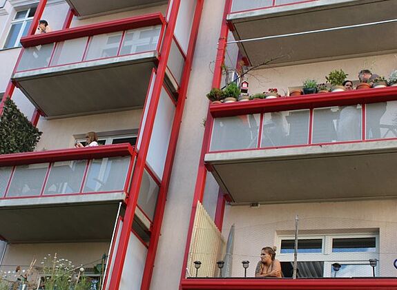  Einiger Bewohnerinnen und Bewohner schauten sich die Hinterhof-Konzerte von ihren Balkonen an. Bild: Agentur SmArt GbR