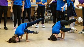 Zwei Mädchen führen Breakdance auf. Foto: G. Arndt / GB
