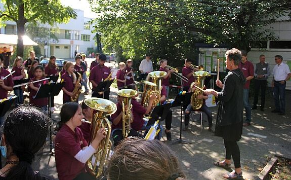Vor den Reden spielte die Bläserklasse der Nahariya-Schule mit die „Ode an die Freude“. Die Aufregung stand den jungen Musikerinnen und Musikern ins Gesicht geschrieben. (Bild: Kerstin Heinze)