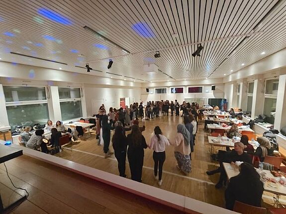 Frauen jeden Alters und verschiedener kultureller Herkunft feierten und tanzten ausgelassen bei der Veranstaltung. (Bild: Kiezanker e. V.)