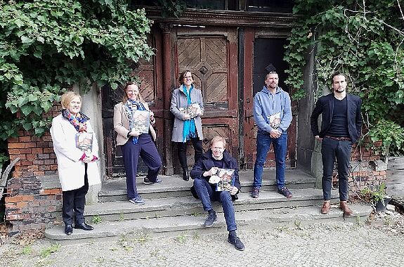 Gruppenbild bei der Ausstellungseröffnung. Abgebildet sind Vertreterinnen und Vertreter von vier der fünf Kooperationspartner. (Foto: Dominique Hensel)