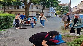 Im Lastenrad des QMs Harzer Straße fanden die Teilnehmenden die nötige Ausrüstung zum Müllsammeln. (Bild: Birgit Leiß)