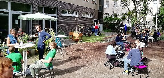Auf dem Gelände des Gesundheits- und Sozialzentrums Moabit (GSZM) konnte ebenfalls hemmungslos bei bestem Wetter gespeist werden. (Bild: Agentur SmArt GbR)