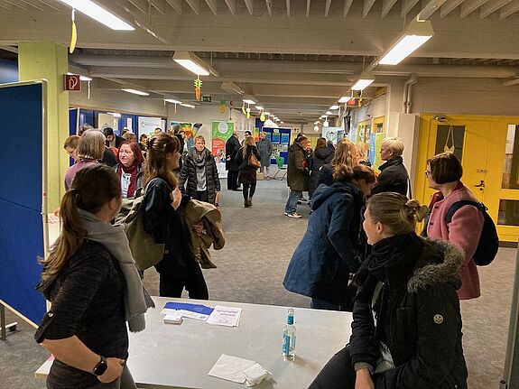 Der „Markt der Möglichkeiten“ bot den Teilnehmenden Einblicke in bevorstehende Aktionen sowie Möglichkeiten, sich selbst dabei einzubringen. (Bild: Maryann Gerach)