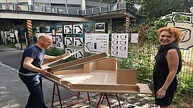 Stefan Endewardt und Marie SchubenzViele befestigen die Ideen und Wünsche am Zaun für die Neugestaltung des Spielplatzes am Neuen Kreuzberger Zentrum (NKZ). Bild: Corinna von Bodisco