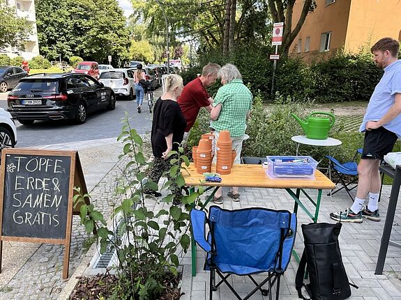 Die Töpfe und Materialien für die Pflanzaktion wurden liebevoll vorbereitet und kostenlos bereitgestellt. (Bild: Yazeed Zamout, Luka Wilke / stadt.menschen.berlin)
