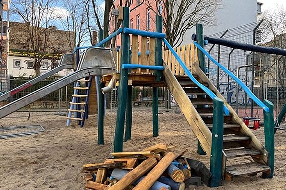 Die Kletter- und Spielkombination ist nun wieder fast spielbereit und hat einen neuen Anstrich. (Bild: Regina Friedrich)