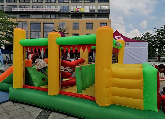Eine Hüpfburg durfte beim Stadtteilfest auch nicht fehlen. (Bild: Anka Stahl)