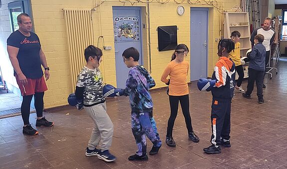 Im freundschaftlichen Dialogkampf lernen die Kinder auf Provokationen ohne Gewalt zu reagieren. (Bild: Peter Pulm)