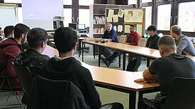 Jugendliche aus dem Brunnenviertel im Gespräch mit Azubis und Ausbildungsbetrieben. Bild: Andrei Schnell