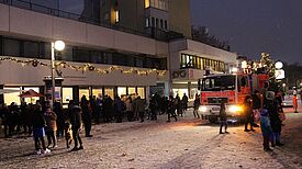 Die Tradition wird auch beim diesjährigen Wintermuckel fortgeführt: Die Feuerwehr fährt vor, um beim Baumschmücken zu helfen. (Bild: M. Hühn)