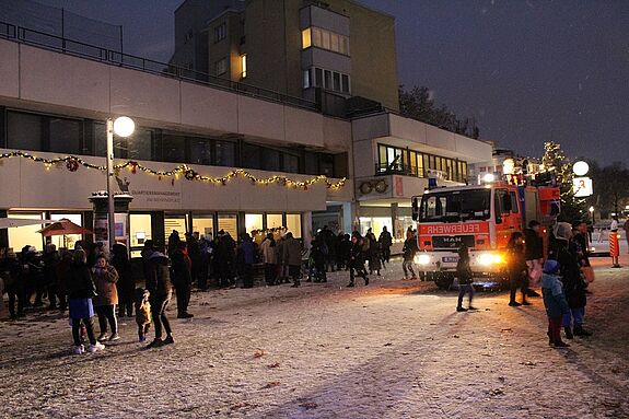 Die Tradition wird auch beim diesjährigen Wintermuckel fortgeführt: Die Feuerwehr fährt vor, um beim Baumschmücken zu helfen. (Bild: M. Hühn)