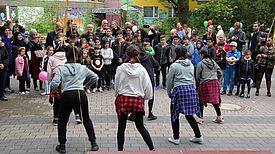 Tanzeinlage der Mädchengruppe beim Frühlingsfest. Foto: Kerstin Heinze