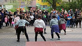 Tanzeinlage der Mädchengruppe beim Frühlingsfest. Foto: Kerstin Heinze