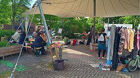 An verschiedenen Ständen präsentierten sich die drei vom QM geförderten Projekte. (Bild: QM Glasower Straße)