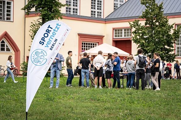 Etwa 120 Studierende versammelten sich zum SPORT VERNETZT Summit zwischen dem 5. und 6 Juli 2024 am Campus Nord der Humboldt-Universität. (Bild: Ellen Kallscheuer)