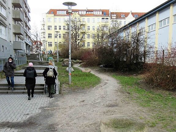 Die Grünflächen neben dem Sasarsteig sollen für Urban Gardening genutzt werden. Das Straßen- und Grünflächenamt wäre grundsätzlich einverstanden, einen Teil für städtisches Gärtnern abzugeben. (Bild: Jens Sethmann)