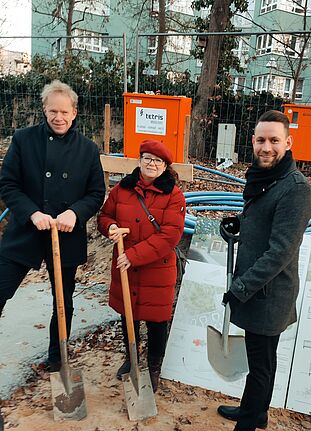 Nach dem Spatenstich von Bezirksstadtrat Ephraim Gothe, Staatssekretärin Ülker Radziwill und Bezirksstadtrat Christoph Keller (von links nach rechts) beginnen nun die Bauarbeiten. (Bild: QM Moabit Ost)