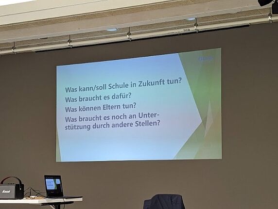 Das Kiezgespräch im Kosmosviertel klärte viele offene Fragen zur Gewaltprävention an Schulen. (Bild: Joachim Schmidt)