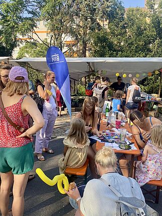 Für die kleinen Besuchenden gab es zahlreiche Angebote, wie zum Beispiel das Kinderschminken. (Bild: SmArt)