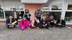 Gruppenbild: Quartiersrat René Zoch (links unten), Quartiersmanager Rogério Lopez (links oben) sowie die Künstlerinnen und Künstler Julia Jupiter, Yume, Tanyeah, Philipp Beatsen, hiclaas und May. Bild: Anka Stahl