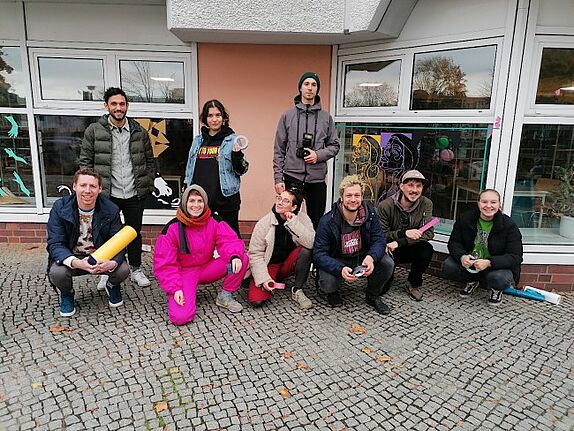 Gruppenbild: Quartiersrat René Zoch (links unten), Quartiersmanager Rogério Lopez (links oben) sowie die Künstlerinnen und Künstler Julia Jupiter, Yume, Tanyeah, Philipp Beatsen, hiclaas und May. Bild: Anka Stahl