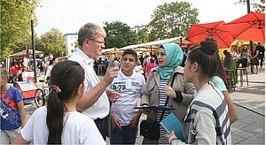 Der Spandauer Bezirksbürgermeister Helmut Kleebank im Gespräch mit Jugendlichen.  Foto: Caiju e.V.