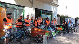 Die „Sperrmüllkarawane“ traf sich vor dem Büro des Quartiersmanagements. Foto Andrei Schnell