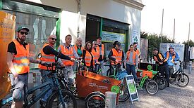 Die „Sperrmüllkarawane“ traf sich vor dem Büro des Quartiersmanagements. Foto Andrei Schnell