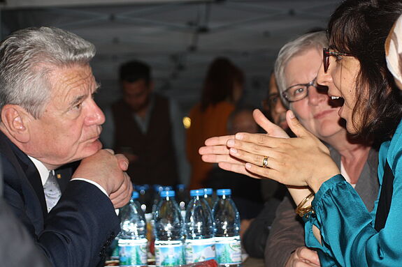Fastenbrechen in Moabit: Bundespräsident Joachim Gauck unterhält sich mit Gästen Bild: Gerald Backhaus