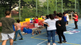 Bei der Gestaltung der Podeste auf dem „Blauen Bolzplatz“. Bild: Quartiersmanagement Dammwegsiedlung/Weiße Siedlung.