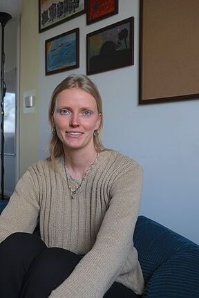 Anna-Lena Wünnecke, die die QM-Projekte „Kulturbrücken“, „Lerncafé“ und „Konfliktmoderation“ betreut, sitzt auf einem Sofa.