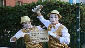 Die Goldenen Miminnen begaben sich auf einen Müll-Streifzug durch den Badstraßenkiez. (Bild: Gröschel Branding, georg+georg)