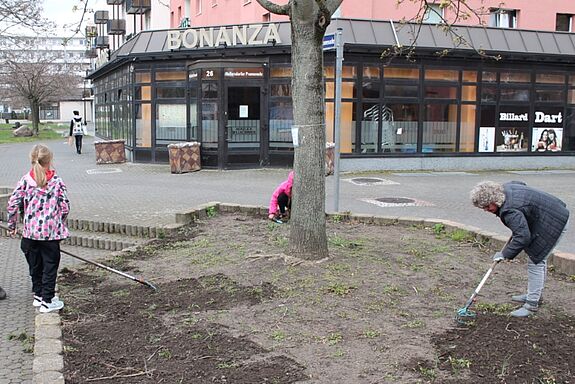 Gemeinsam bearbeiten Jung und Alt die Beete an der Hellersdorfer Promenade. (Bild: Julian Krischan)