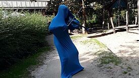 Isabel Stegner als blaues Musikgespenst im Rahmen eines Eltern-Kind-Workshops im Garten der Kita Highdechsen. (Foto: L. Schiefelbein)