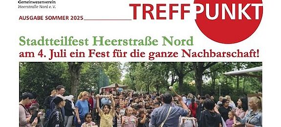 Die Titelseite der Sommerausgabe der Stadtteilzeitung „TREFFPUNKT“ zeigt viele Menschen beim Stadtteilfest Heerstraße Nord unter Bäumen. 