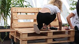 Die Kinder schrauben ihre Möbel unter Anleitung selbst zusammen. Bild: Andrei Schnell