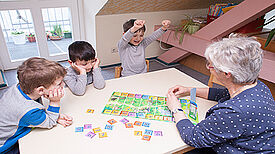 Kinder werden spielerisch auf die Schule vorbereitet. Bild: QM Letteplatz