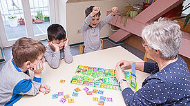 Kinder werden spielerisch auf die Schule vorbereitet. Bild: QM Letteplatz